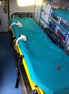 Sistema de contención del paciente sujeto a la camilla directamente.